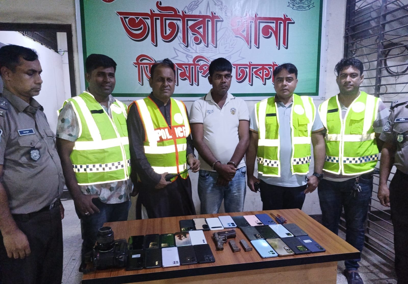 ভাটারায় বিদেশি পিস্তল ও ২৫টি মোবাইলসহ পেশাদার ছিনতাইকারী গ্রেফতার
