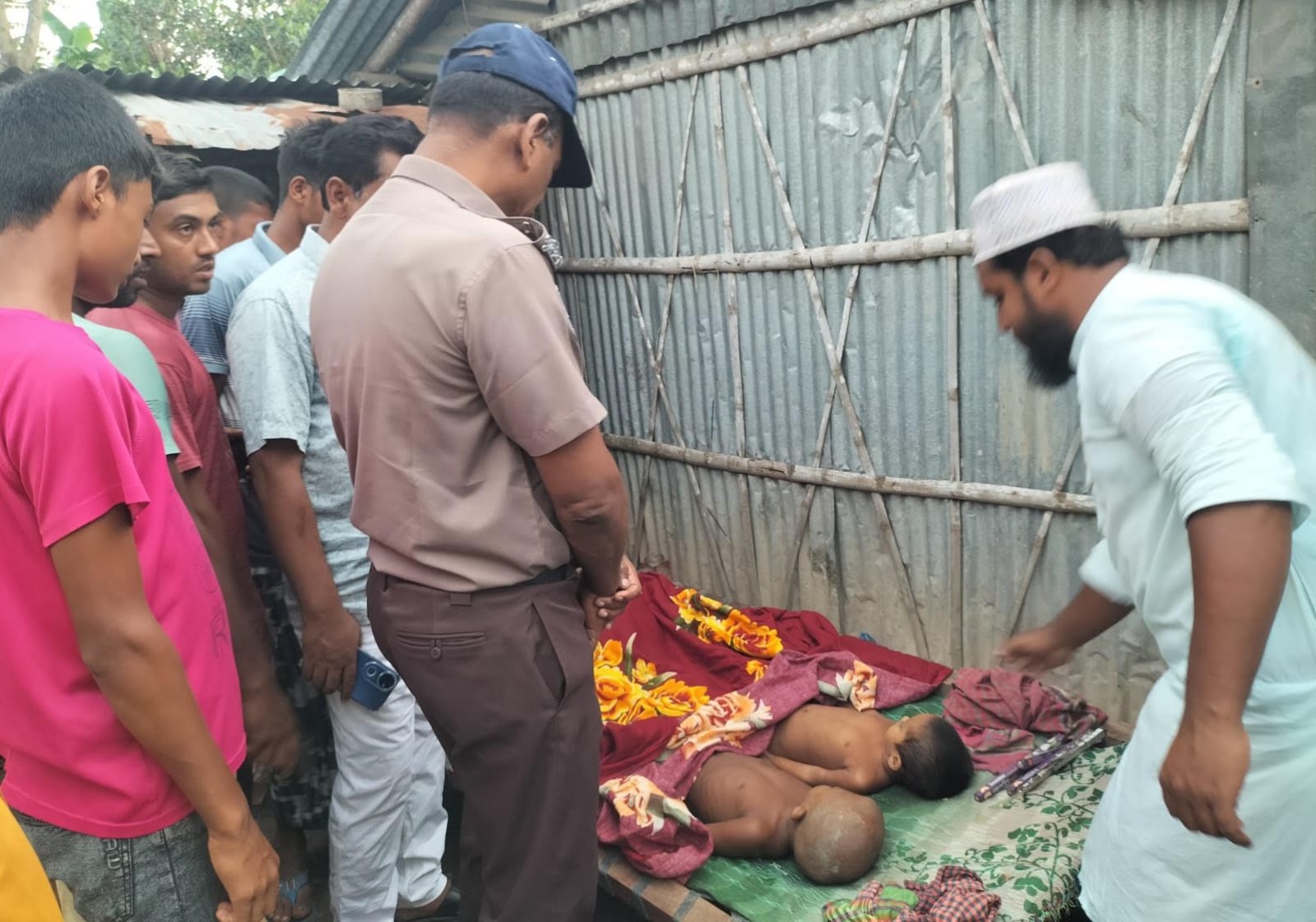 ভোলাহাটে ডোবার পানিতে ডুবে দুই শিশুর মৃত্যু