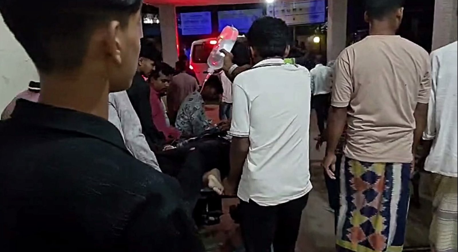 জেলার ভোলাহাটে মোটরসাইকেল থামিয়ে লাঠিপেটা ॥ নিখোঁজ বাইক