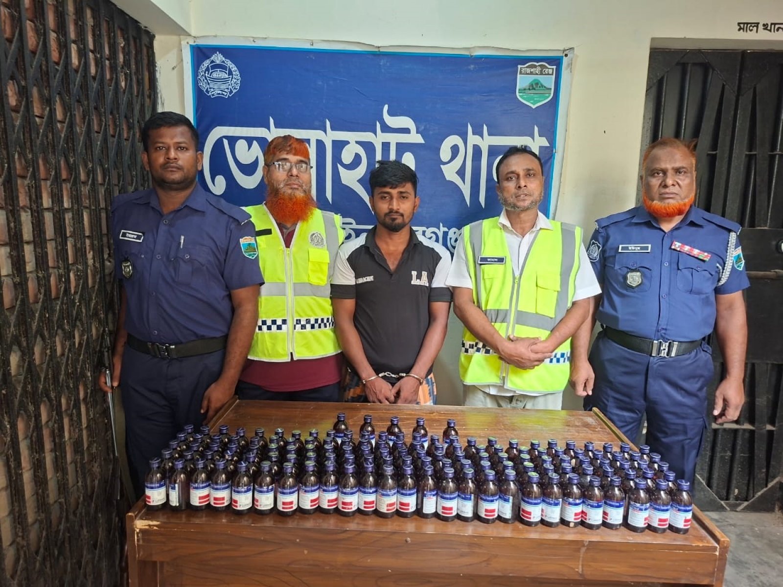 ভোলাহাটে ফেন্সিডিলসহ মাদক ব্যবসায়ী সাইরুল গ্রেফতার