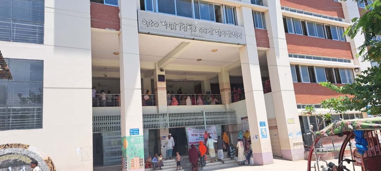 বিশেষজ্ঞশূন্য চাঁপাইনবাবগঞ্জ জেলা হাসপাতালে- চিকিৎসা নিতে ছুটতে হচ্ছে রাজশাহী