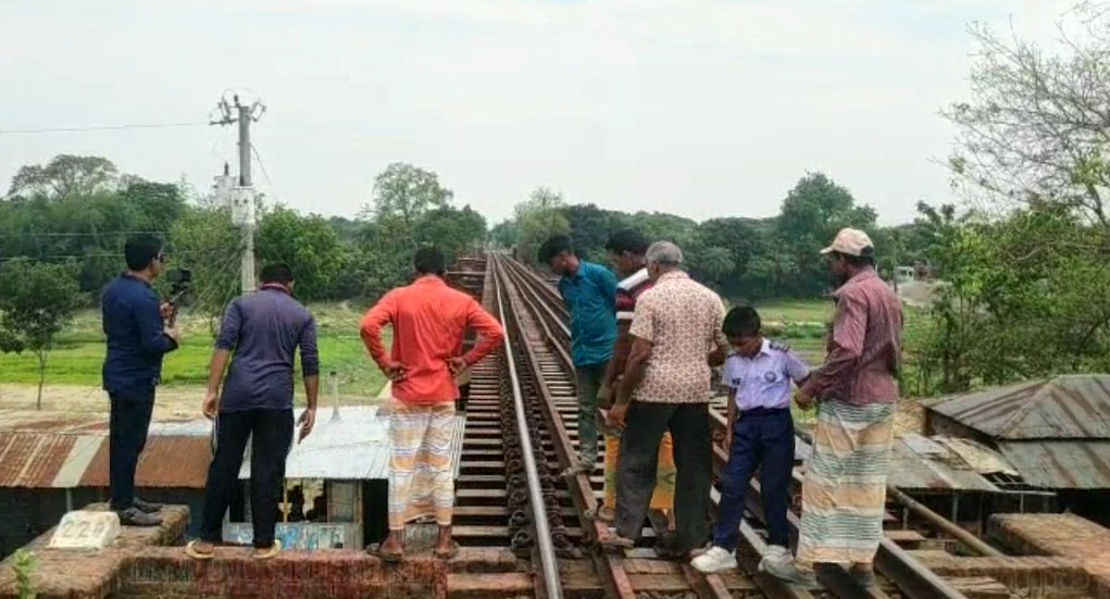 লালপুরে ট্রেনে কাটা পড়ে অজ্ঞাত ব্যক্তির মৃত্যু