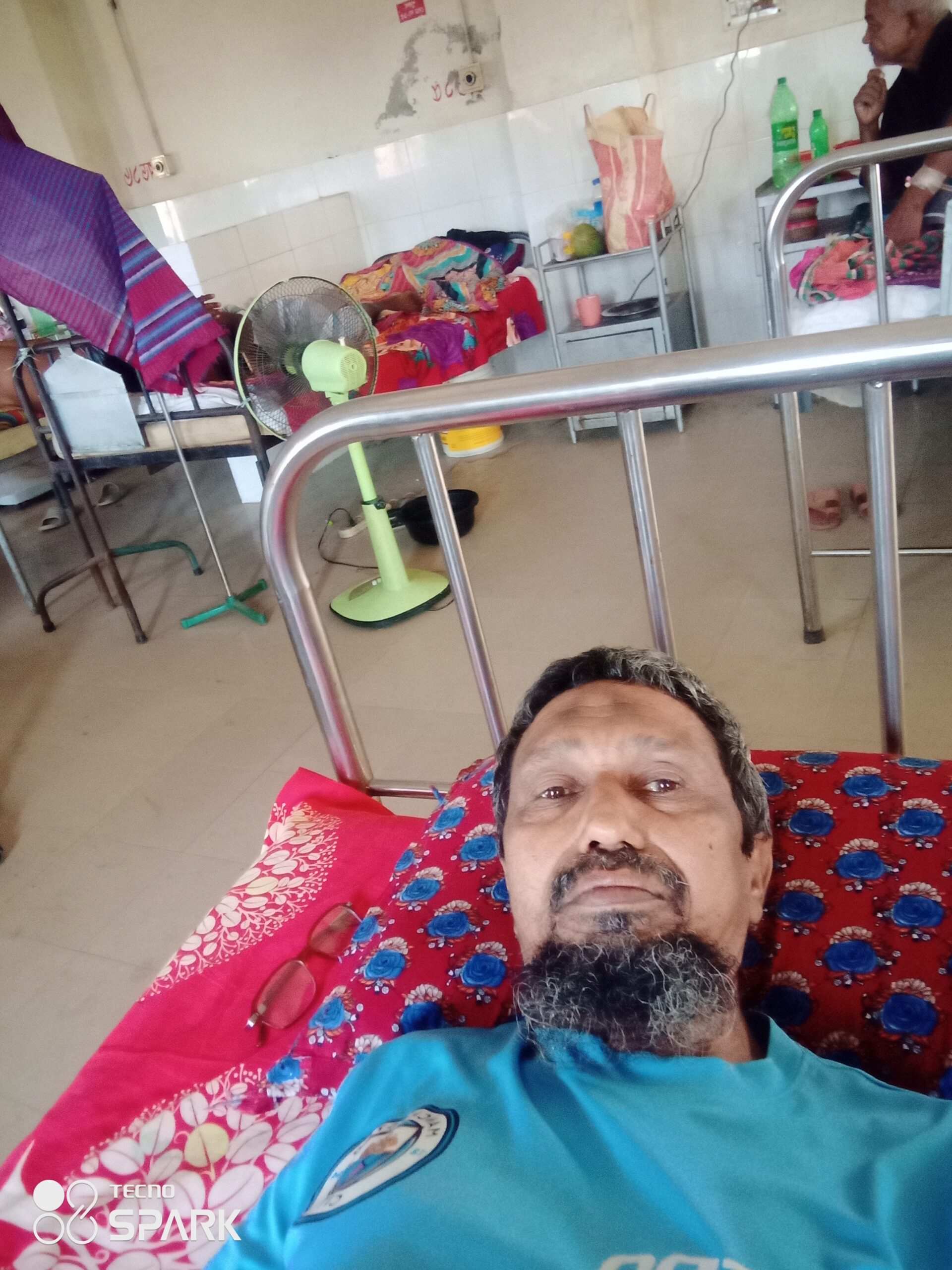 অসুস্থ সাংবাদিক শফিকুল ইসলামকে হাসপাতালে দেখতে ছুটে গেলেন যাঁরা