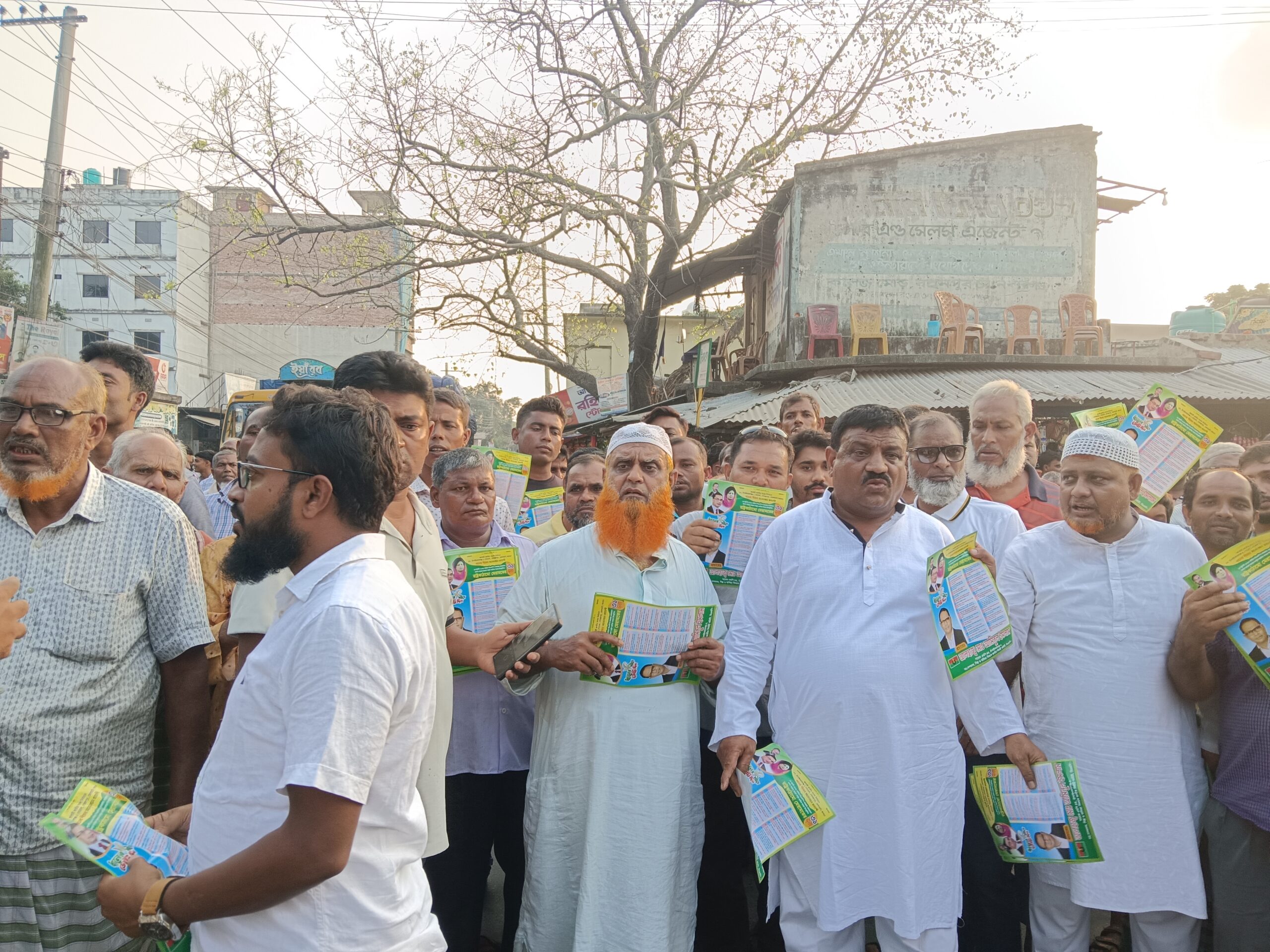 গোমস্তাপুরে সাবেক সাংসদ আমিনুল ইসলামের পক্ষে ৩১দফা লিফলেট বিতরণ
