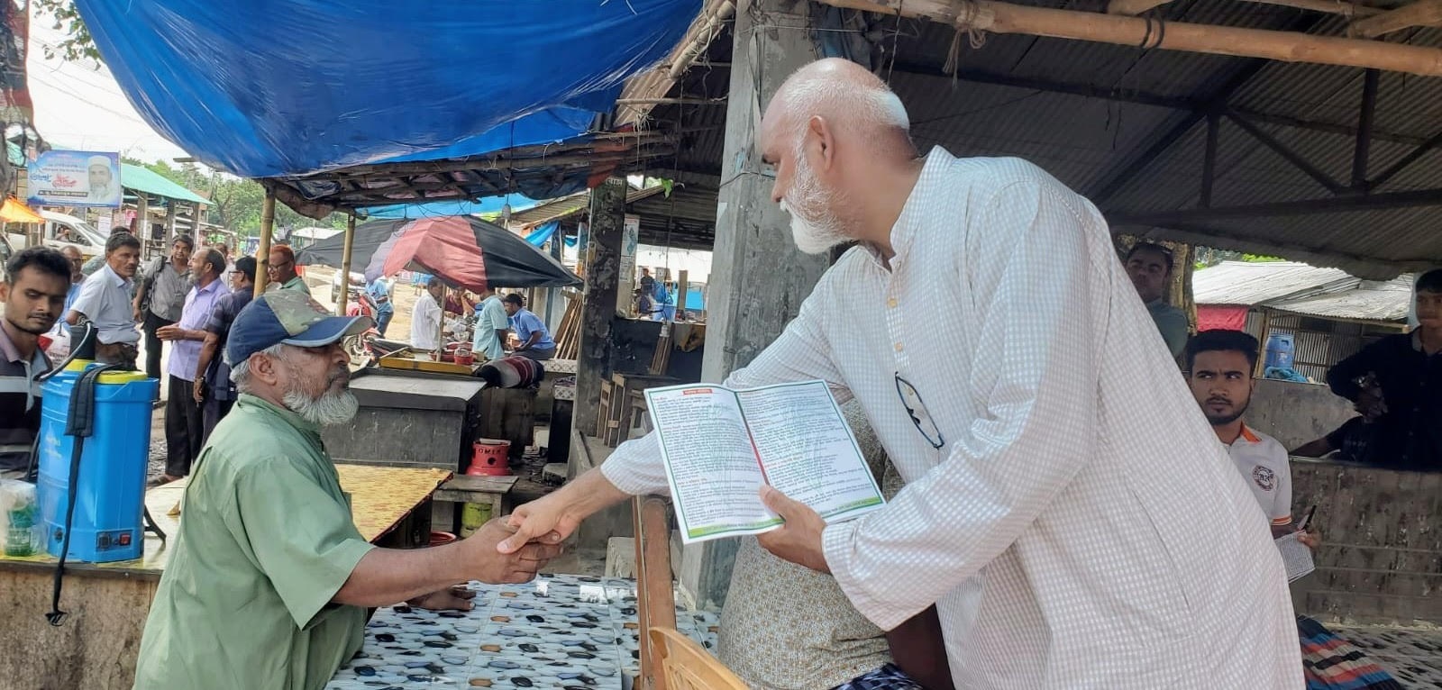 ভোলাহাটে ইঞ্জিনিয়ার মাসুদ’র বিএনপি’র ৩১ দফা বাস্তবায়নে লিফলেট বিতরণ