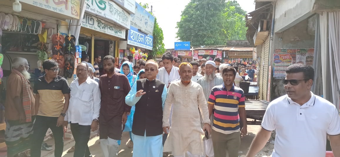 রহনপুরে সরকারের উন্নয়ন কর্মকান্ড তুলে ধরে গণসংযোগে এমপি জিয়াউর