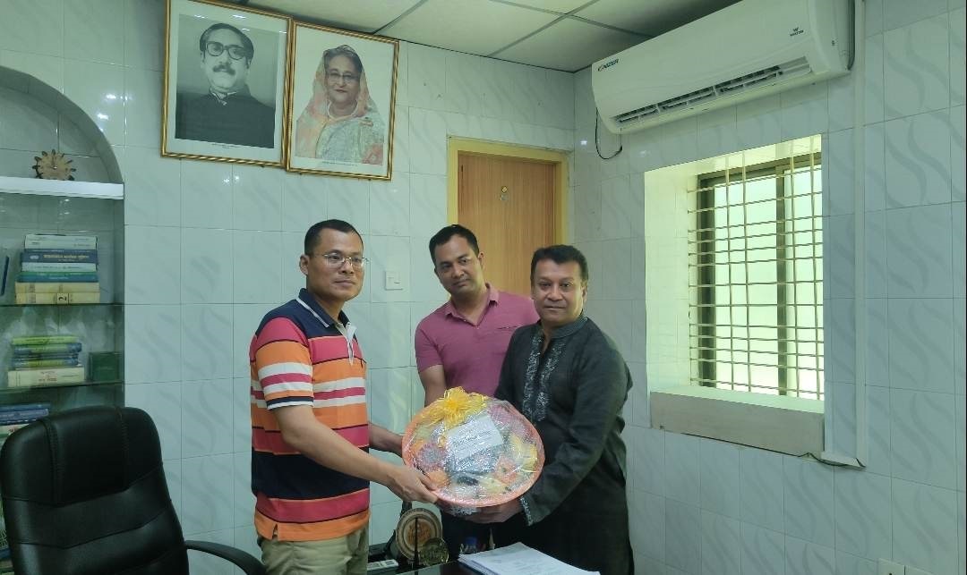 বেঙ্গল গ্রুপের পক্ষ থেকে ট্রাফিক পুলিশকে ইফতার সামগ্রী বিতরণ