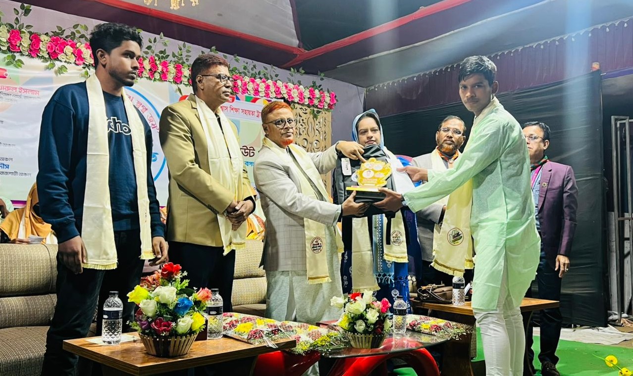 গোমস্তাপুরে কৃতি শিক্ষার্থীদের সংবর্ধনা