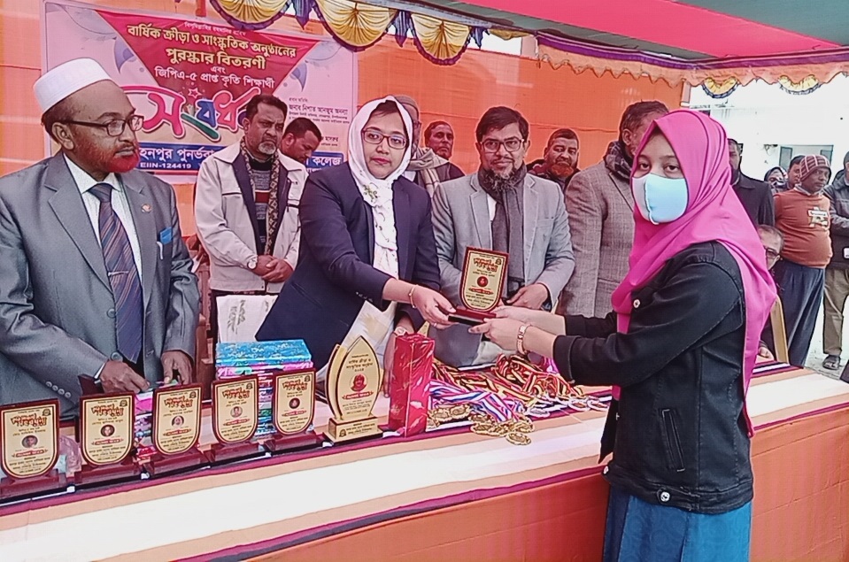 গোমস্তাপুরে কৃতি শিক্ষার্থীদের সংবর্ধনা-বার্ষিক ক্রীড়া প্রতিযোগিতার পুরস্কার বিতরণ