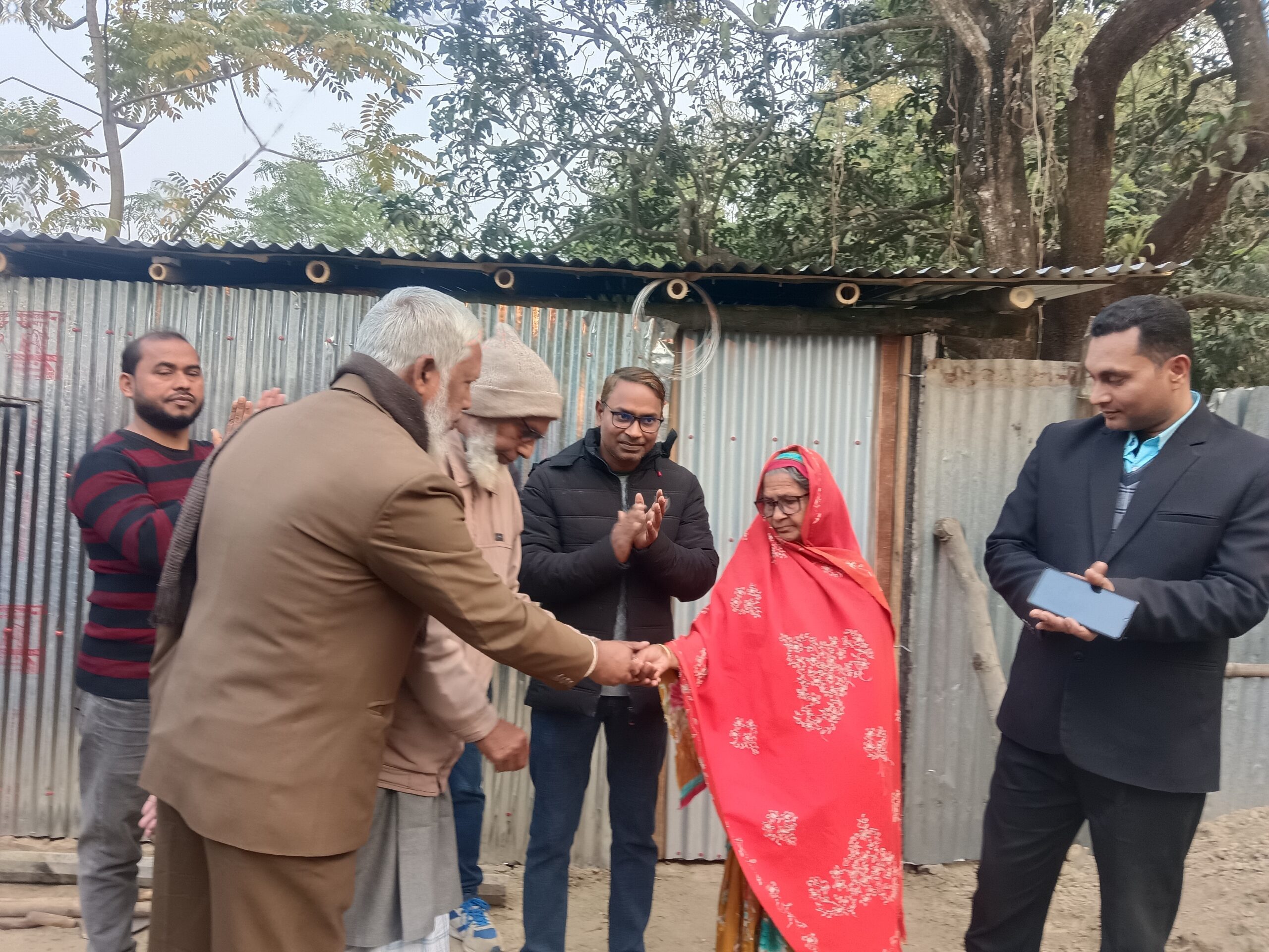 গোমস্তাপুরে মানবিকতার উজ্জ্বল দৃষ্টান্ত ॥ স্বেচ্ছাসেবী সংস্থার উদ্যোগে অসহায় নারীর স্থায়ী আশ্রয়স্থল