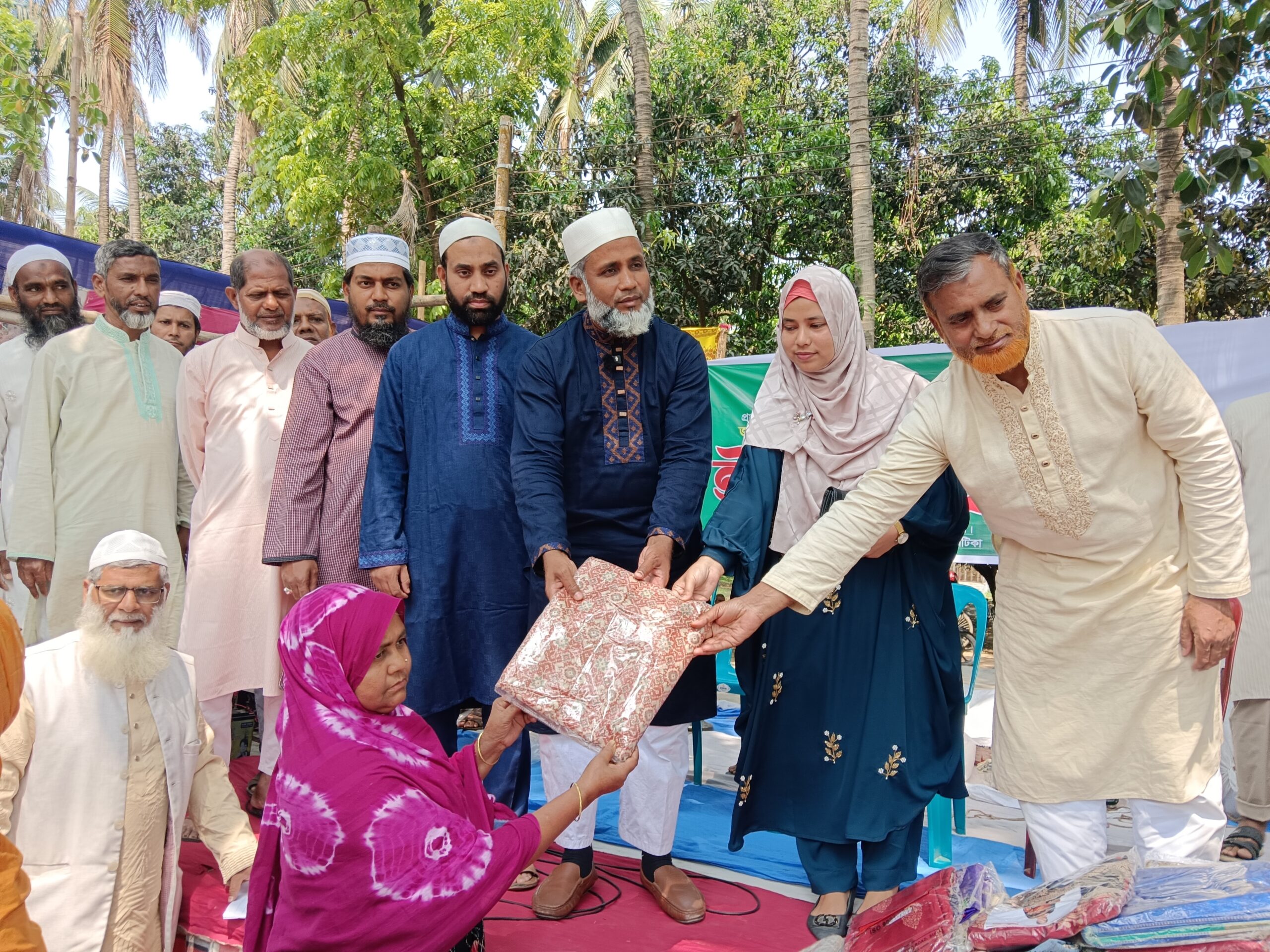 প্রধানমন্ত্রীর ত্রাণ তহবিল থেকে গোমস্তাপুরে শাড়ি ও নগদ অর্থ বিতরণ