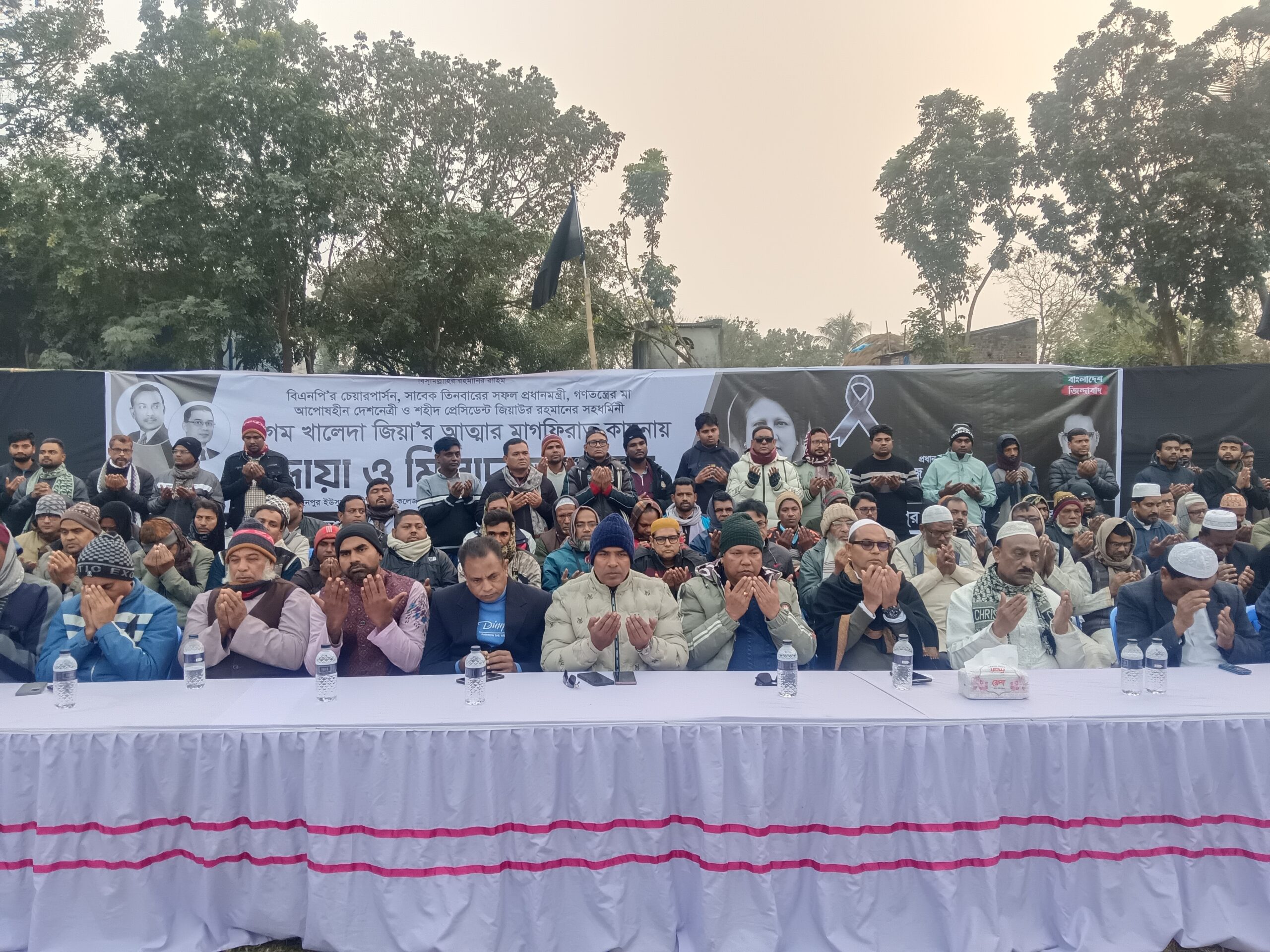 গোমস্তাপুরে বেগম খালেদা জিয়ার রুহের মাগফিরাত কামনায় মিলাদ ও দোয়া