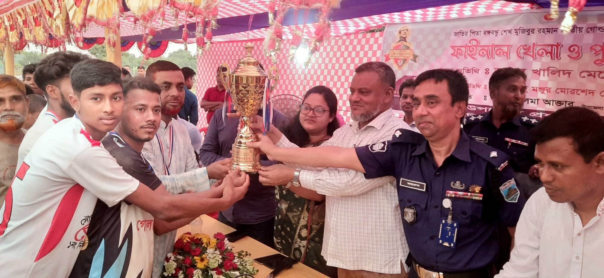 পোরশায় বঙ্গবন্ধু গোল্ডকাপ ফুটবল টুর্নামেন্টের ফাইনাল ও পুরস্কার বিতরণী