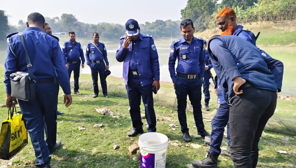 গোমস্তাপুরে ৮টি ককটেল সদৃশ বস্তু উদ্ধার
