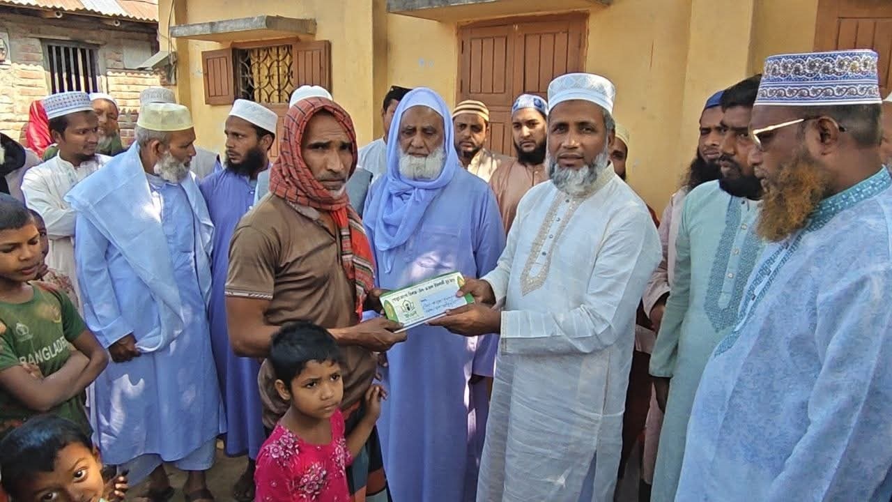 ভোলাহাটের আগুনে ক্ষতিগ্রস্ত তিন পরিবারকে সহায়তায় এমপি মিজানুর
