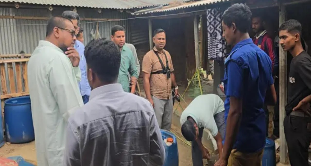 চাঁপাইনবাবগঞ্জে শৌচাগারে লুকিয়ে রাখা ১৪৫ লিটার ডিজেল উদ্ধার-জরিমানা