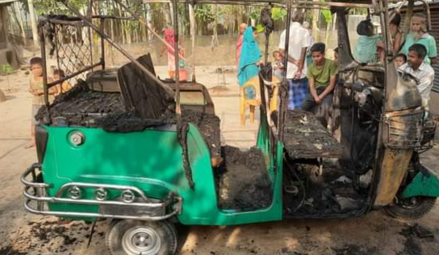 জয়পুুরহাটে সিএনজি পুড়িয়ে দিয়েছে দূর্বৃত্তরা