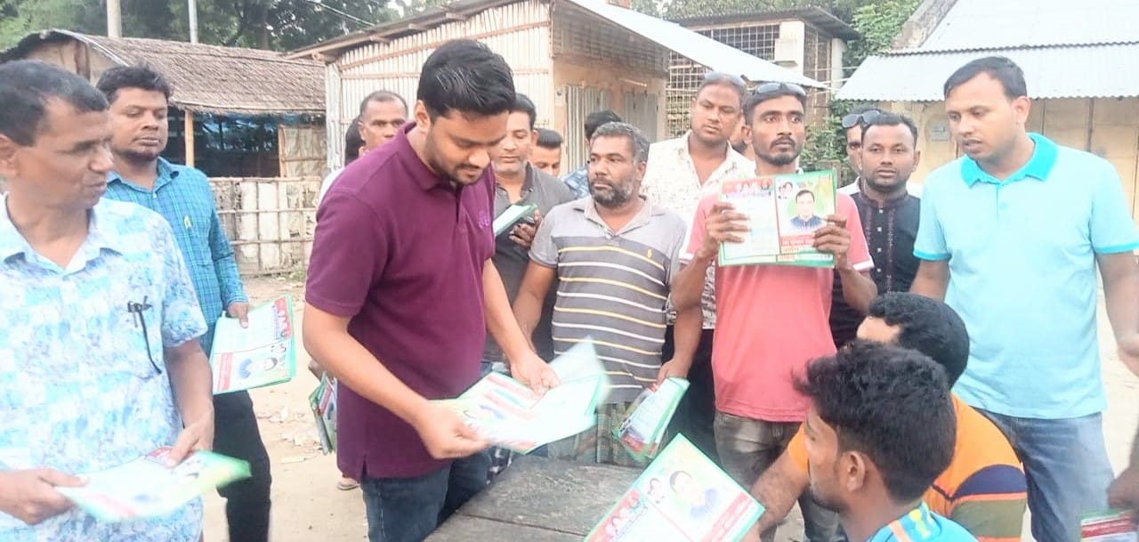 ভোলাহাটে বিএনপির মনোনয়ন প্রত্যাশী আশরাফের পক্ষে লিফলেট বিতরণ