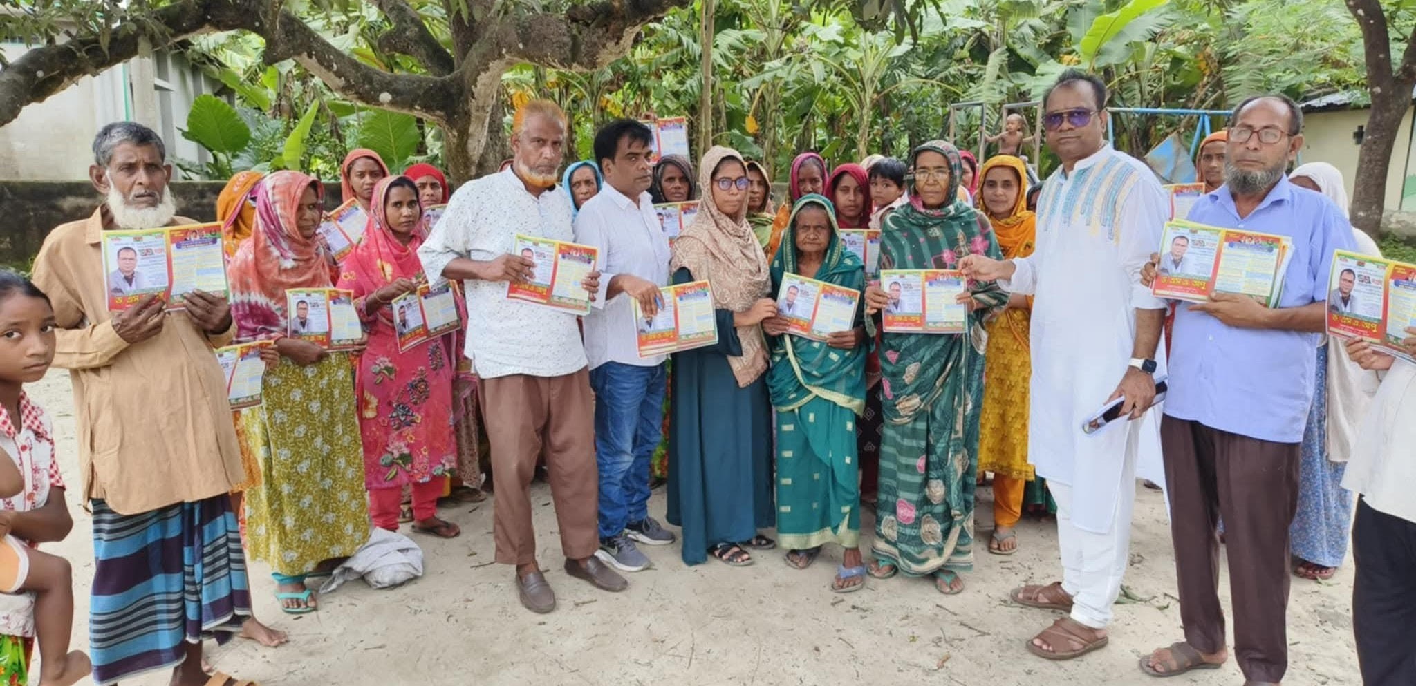 ভোলাহাটে বিএনপি’র এমপি মনোনয়ন প্রত্যাশী অপুর ৩১ দফা লিফলেট বিতরণ