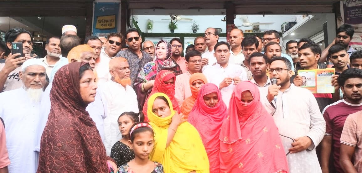 ভোলাহাটে বিএনপির এমপি মনোনয়ন প্রত্যাশী শুচির লিফলেট বিতরণ ও পথসভা