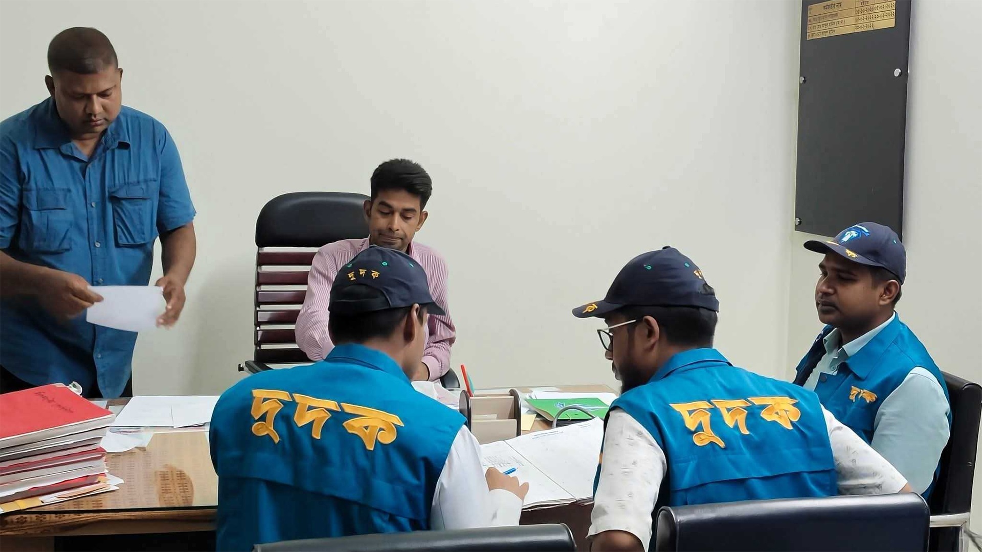 গোমস্তাপুর উপজেলা স্বাস্থ্য কমপ্লেক্সে দুদকের আকষ্মিক অভিযান