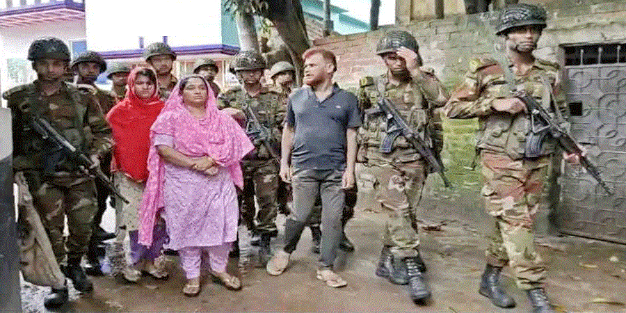 বগুড়ায় সেনাবাহিনীর অভিযানে ১১টি অস্ত্রসহ আটক-৫