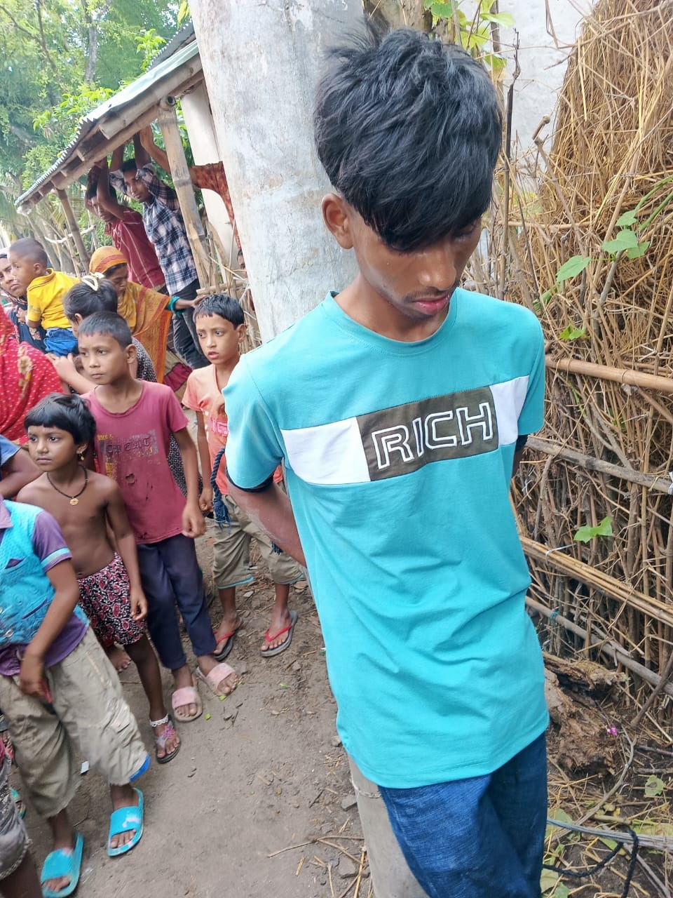 মোবাইল চুরি করতে গিয়ে আটক এক