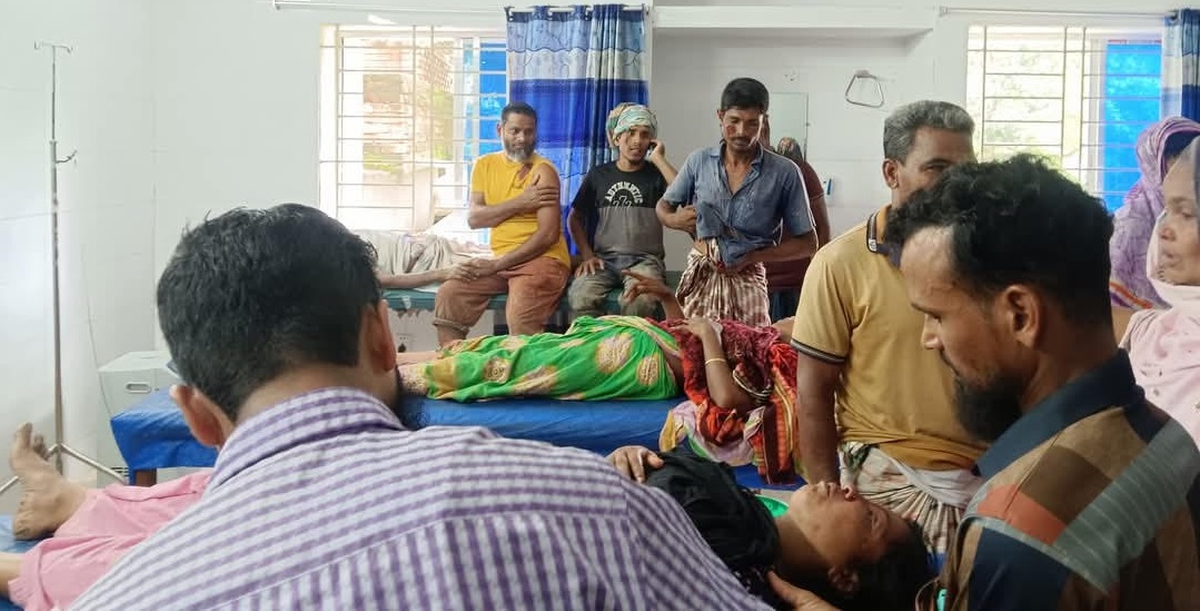 গোমস্তাপুরে জমি নিয়ে দু’পক্ষের সংঘর্ষে আহত-৩০