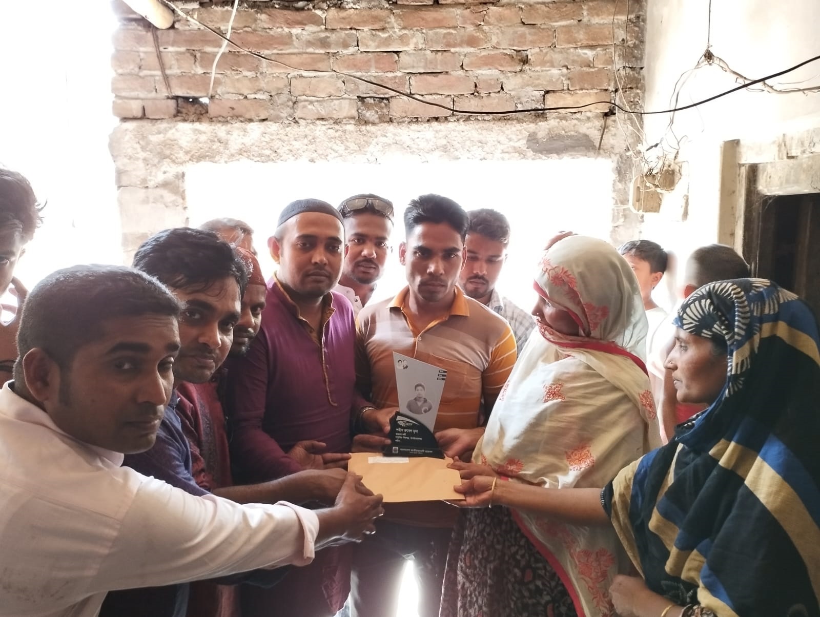 চাঁপাইনবাবগঞ্জে তারেক রহমানের পক্ষে ঈদ উপহার বিতরণ