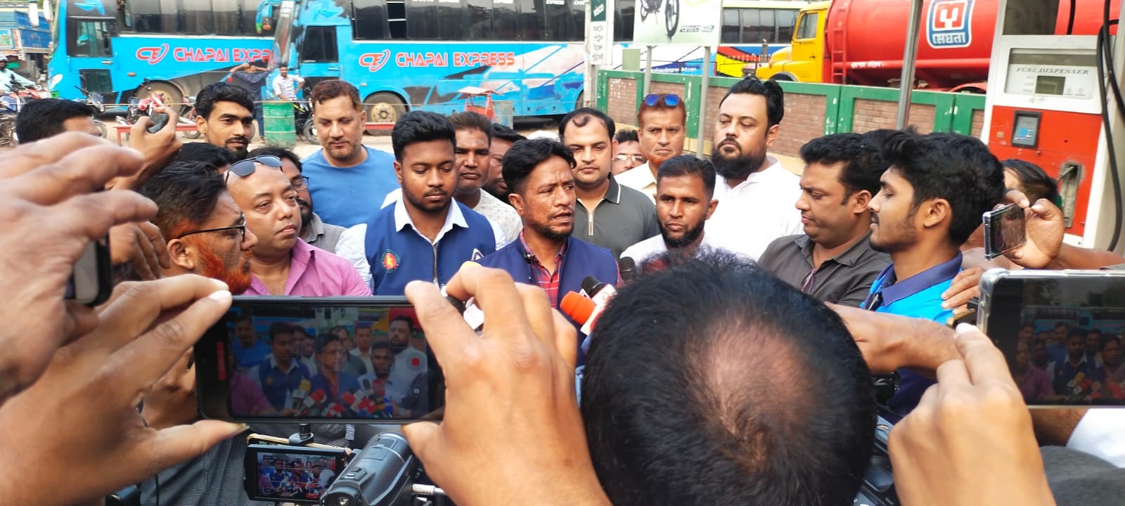 চাঁপাইনবাবগঞ্জে বিএসটিআই এর প্রতিনিধিদল- ফুয়েল স্টেশনে অন্ততঃ ৭৫০ লিটার জ্বালানি মজুদ থাকা বাধ্যতামূলক-বিএসটিআই কর্মকর্তা