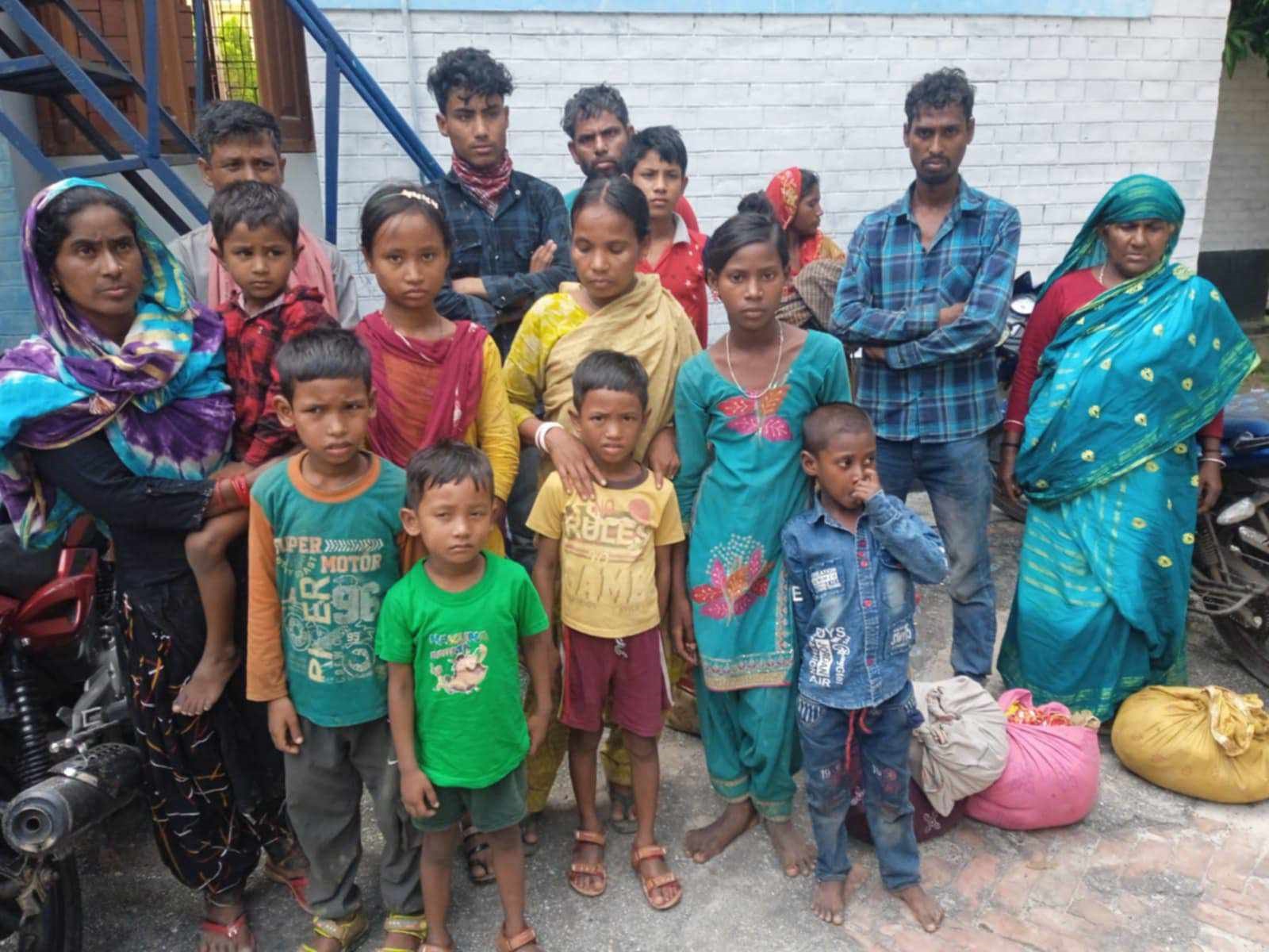 গোমস্তাপুর সীমান্তে দিয়ে পুশইনকৃত ১৭ জনকে পুলিশে সোপর্দ