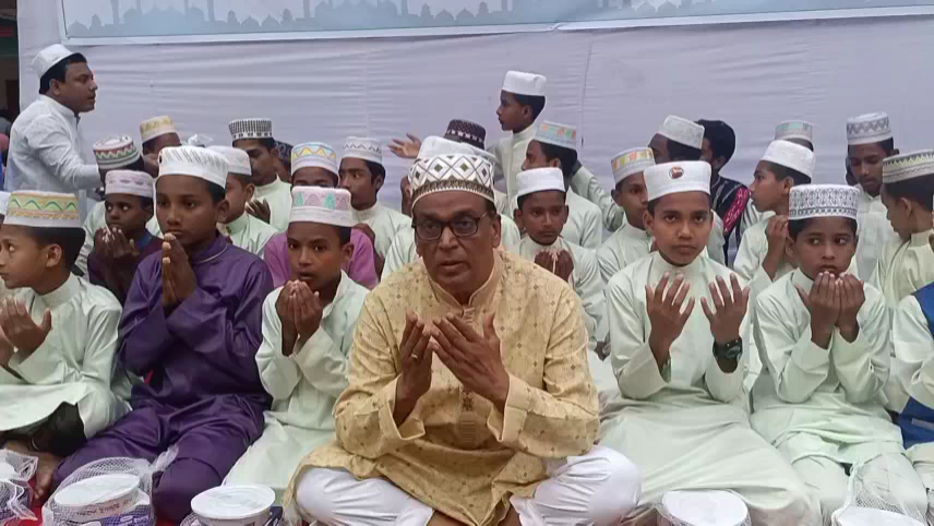 চাঁপাইনবাবগঞ্জে এতিম ও অস্বচ্ছলদের নিয়ে ইফতার ও দোয়া মাহফিল
