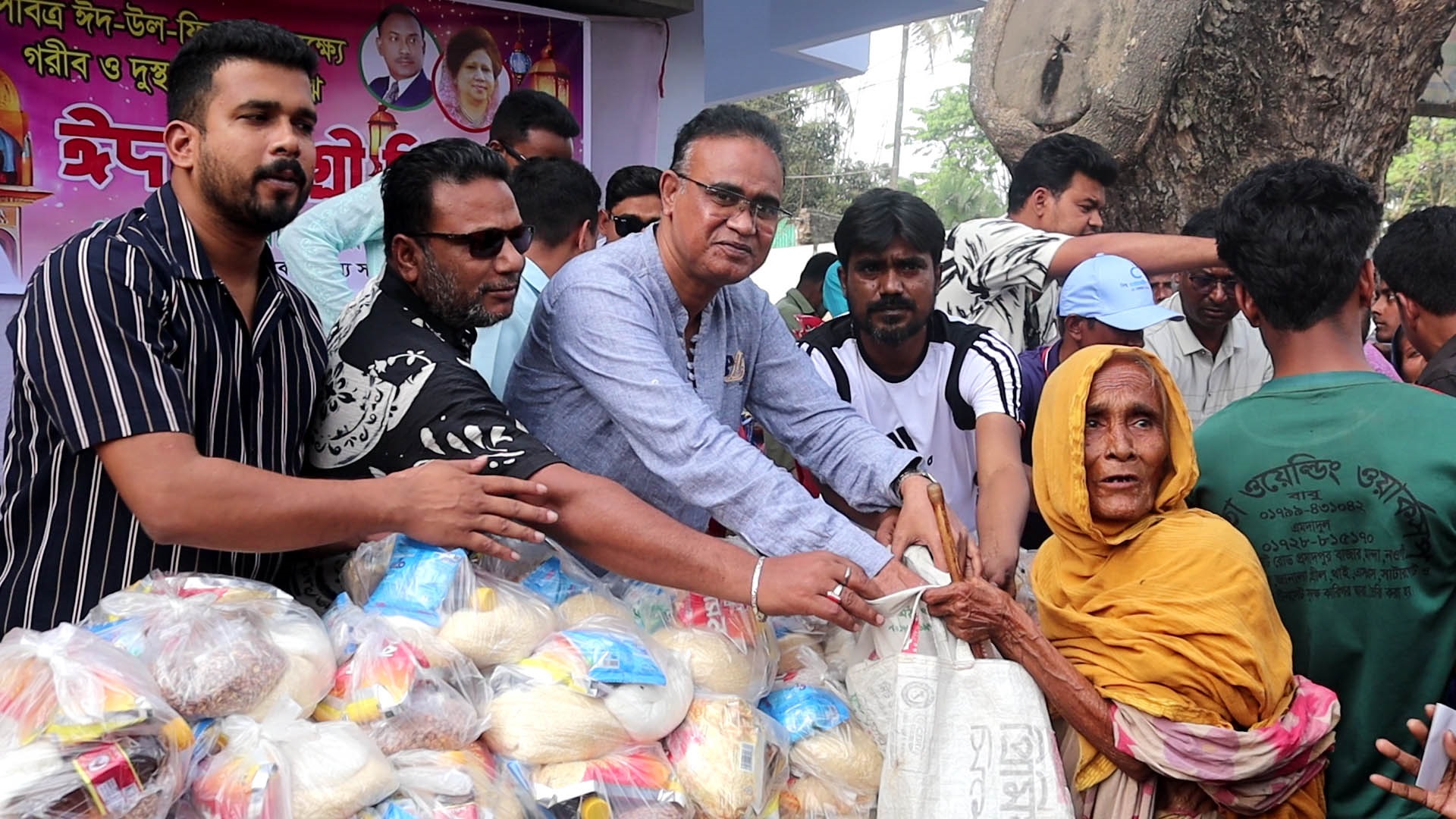 নওগাঁয় গরীব ও দুঃস্থদের মাঝে বিএনপি নেতার ঈদ সামগ্রী বিতরণ