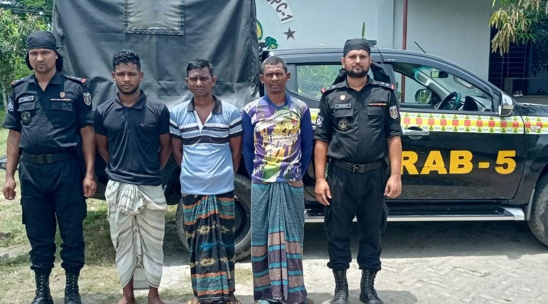 র‌্যাবের হাতে চোলায় মদসহ আটক ৩