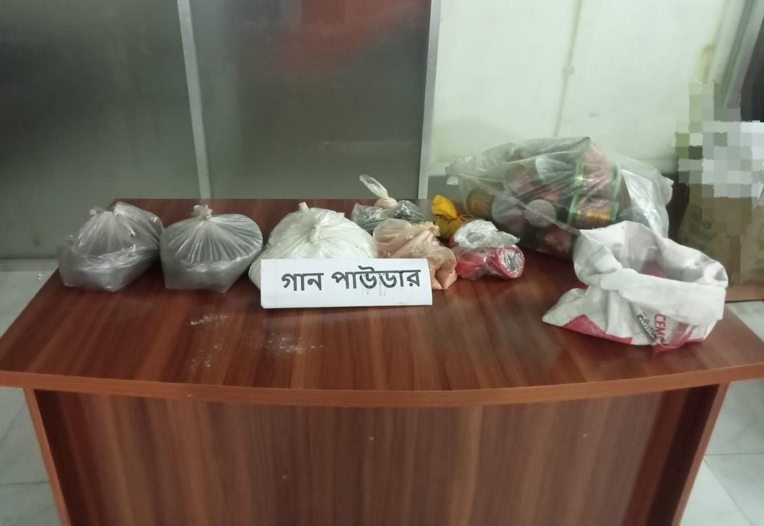 চাঁপাইনবাবগঞ্জে র‌্যাবের অভিযানে বিপুল পরিমান গান পাউডার ও বোমা তৈরীর সরঞ্জাম উদ্ধার