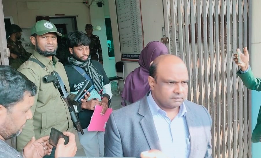 নাচোলে সরকারি ঔষধ পাচারকালে প্রাণীসম্পদ কর্মকর্তাসহ ৫জন আটক