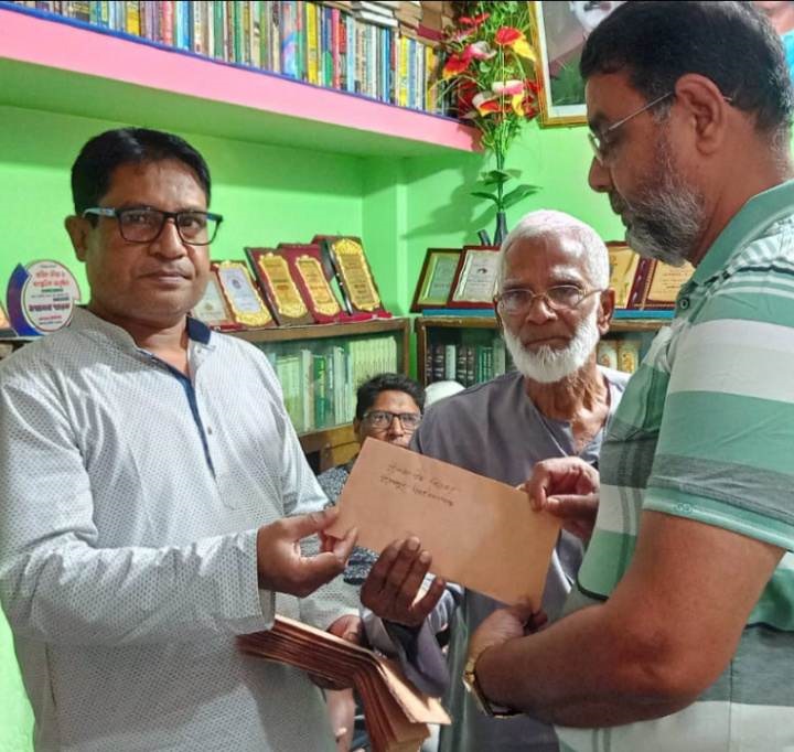 শিক্ষা প্রতিষ্ঠানে অর্থ সহায়তা দিয়েছেন চাঁপাইনবাবগঞ্জের সাদা মনের মানুষ জিয়াউল হক