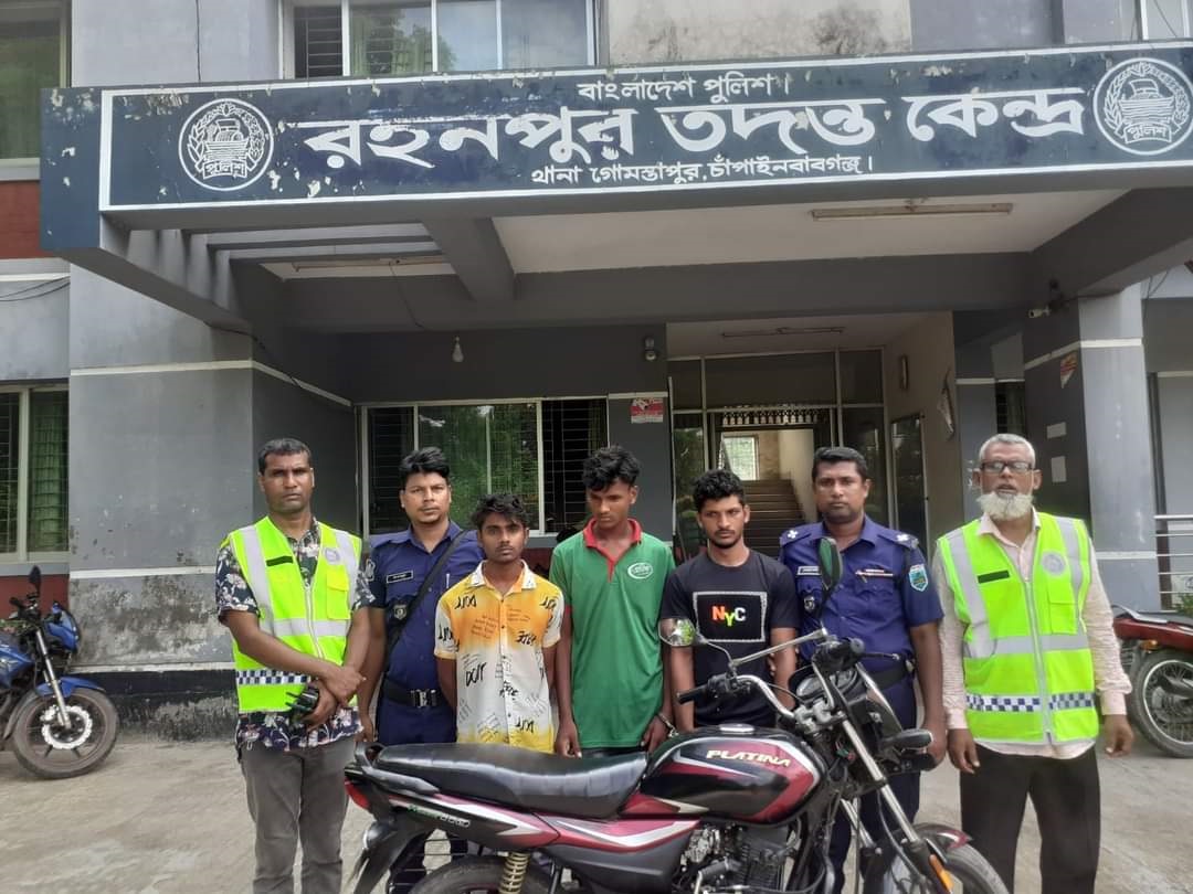 গোমস্তাপুরে চুরি হওয়া মোটরসাইকেল ১৭ ঘন্টায় উদ্ধার ॥ গ্রেপ্তার-৩