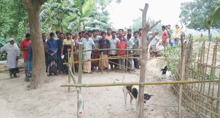 পাঁচবিবিতে শত বছরের পুরনো রাস্তায় বাঁশের বেড়া