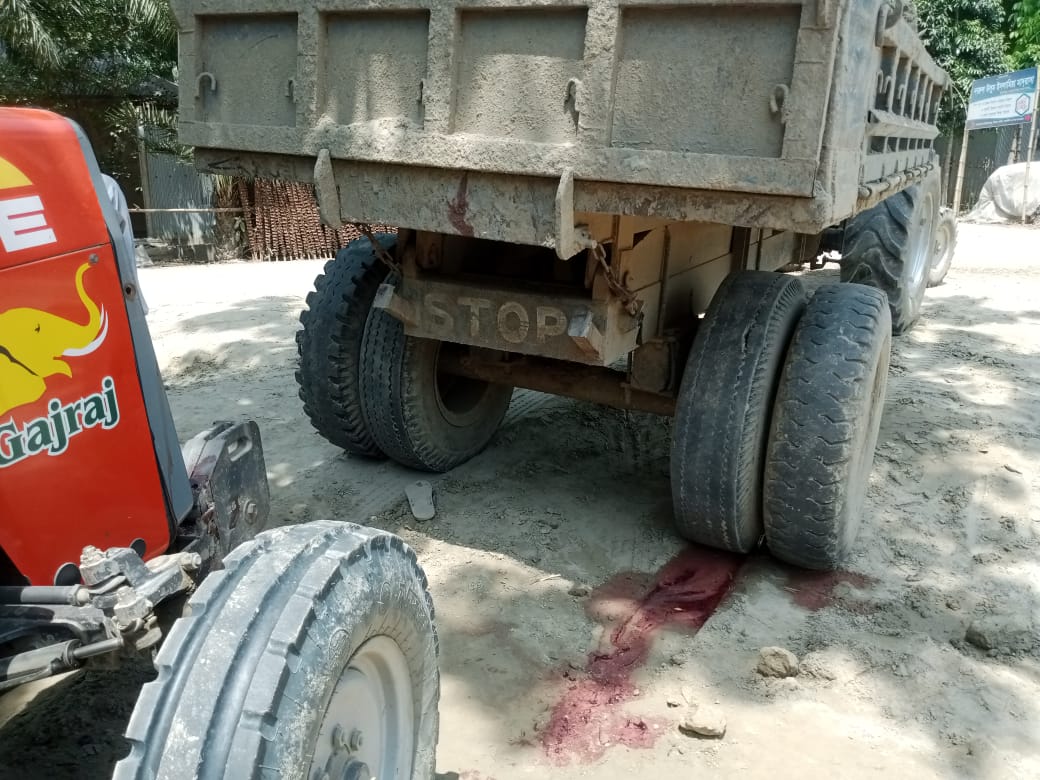 নাটোরে মাটি বহনকারী ট্রাক্টরের চাপায় চালকের মৃত্যু