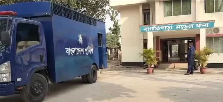নাটোরে থানায় আটকে রেখে মারপিটের ঘটনায় ওসির বিরুদ্ধে মামলা