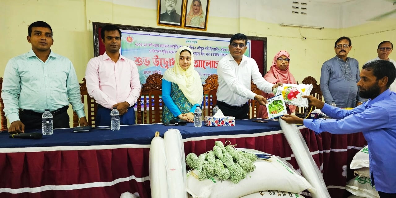 ভোলাহাটে কৃষি উপকরণ বিতরণ