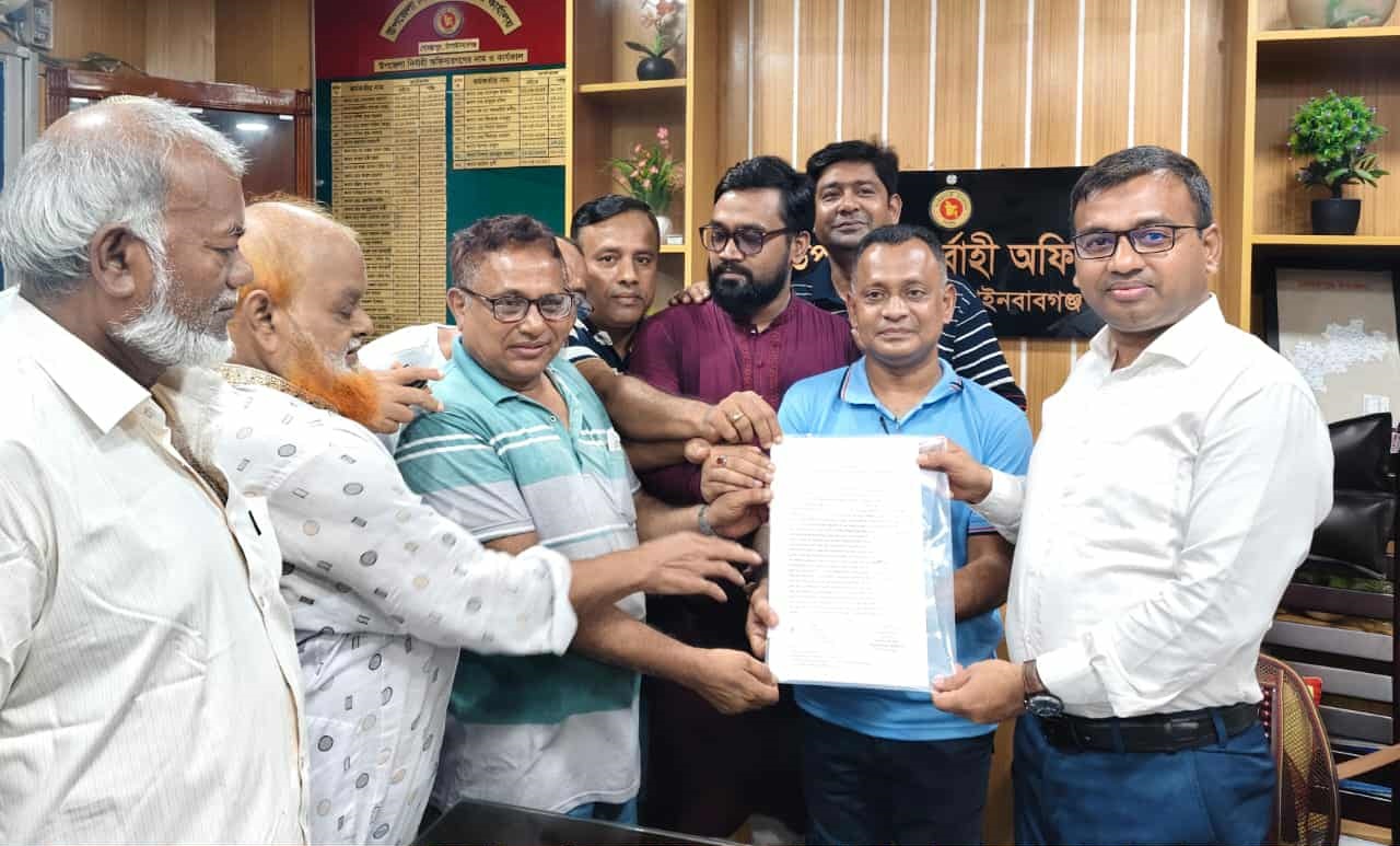 গোমস্তাপুরে সামাজিক নিরাপত্তার লক্ষ্যে মানববন্ধন ও স্মারকলিপি প্রদান