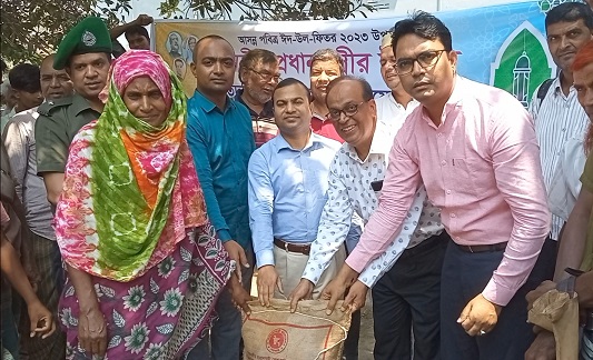 শিবগঞ্জে খাদ্য সামগ্রী বিতরণ
