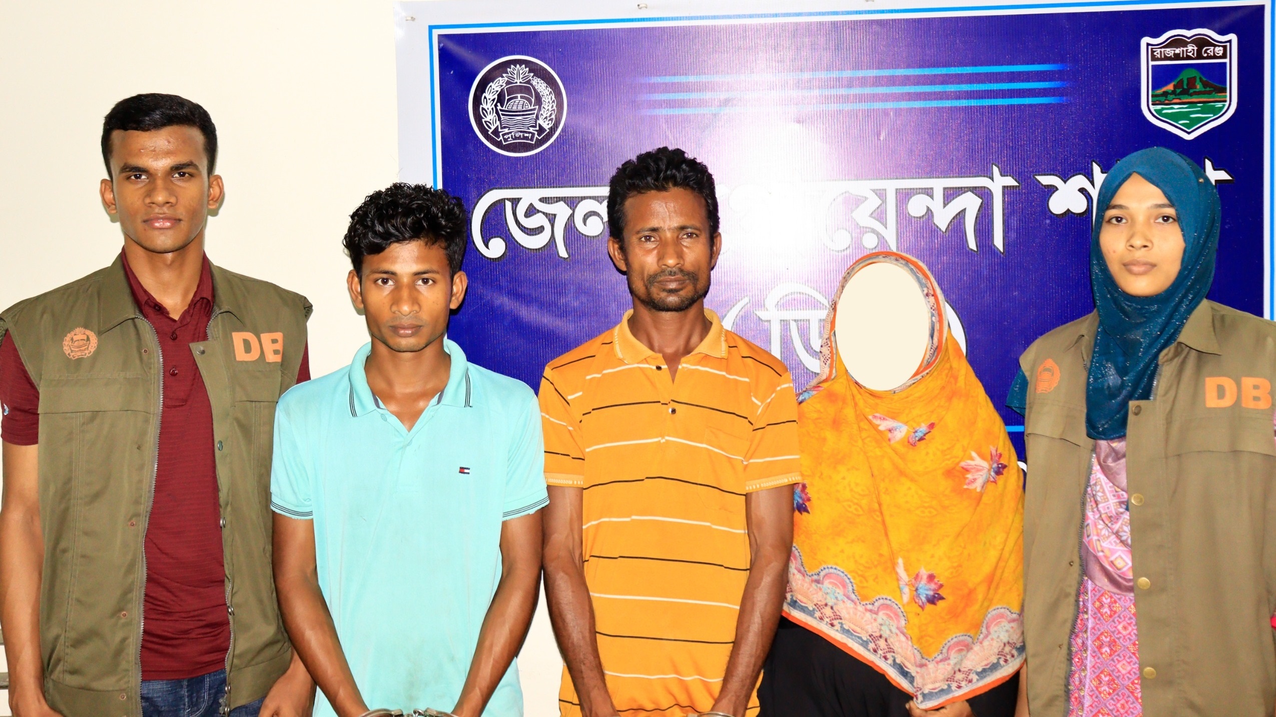 চাঁপাইনবাবগঞ্জে ডিবি’র অভিযান- গোমস্তাপুরে মতিন হত্যা মামলার ৩ আসামী গ্রেফতার ॥ ২ জনের স্বীকারোক্তিমূলক জবানবন্দী