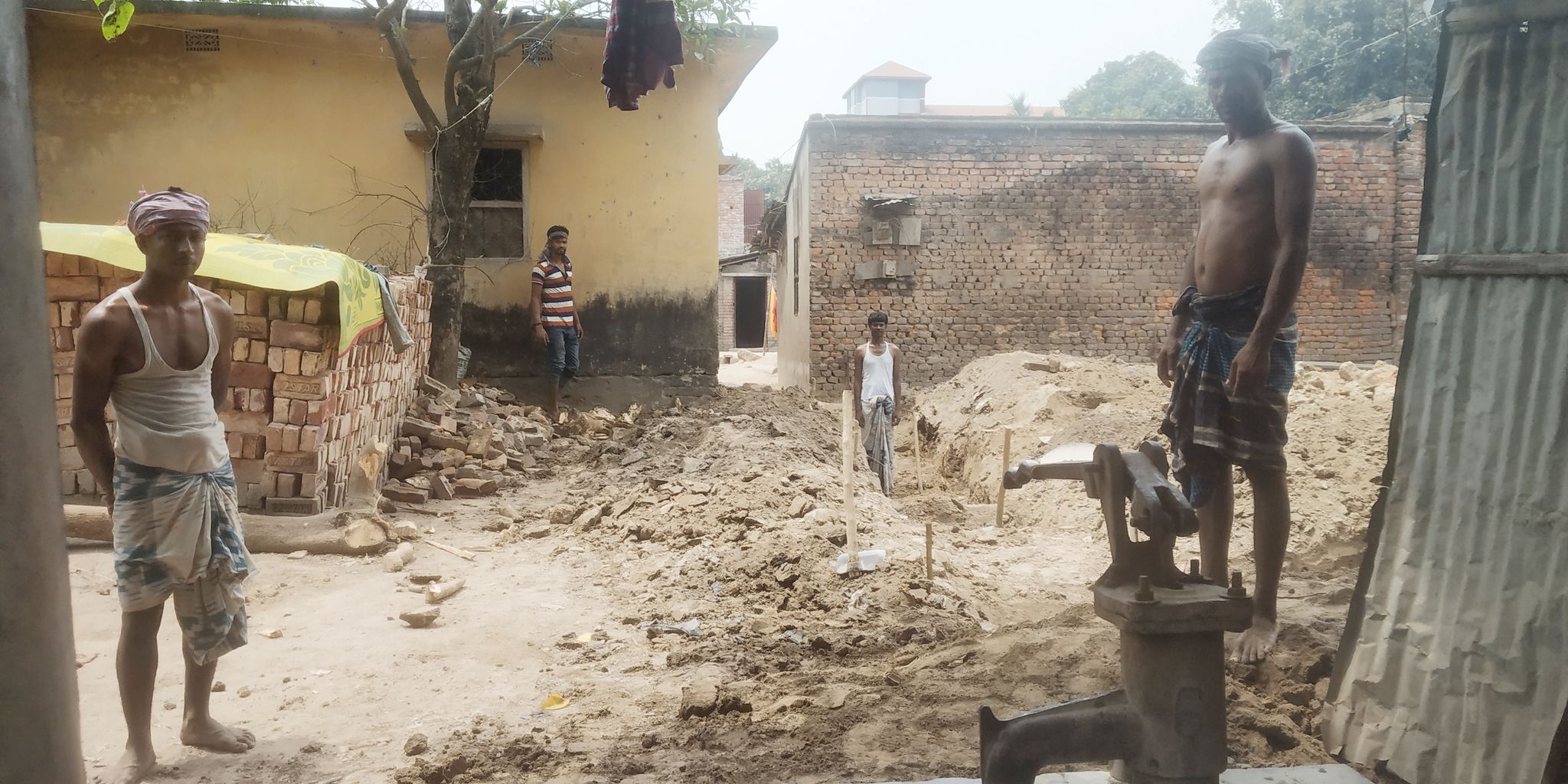 ভোলাহাটে সরকারি রাস্তা দখল করে বাড়ি নিমার্ণের অভিযোগ