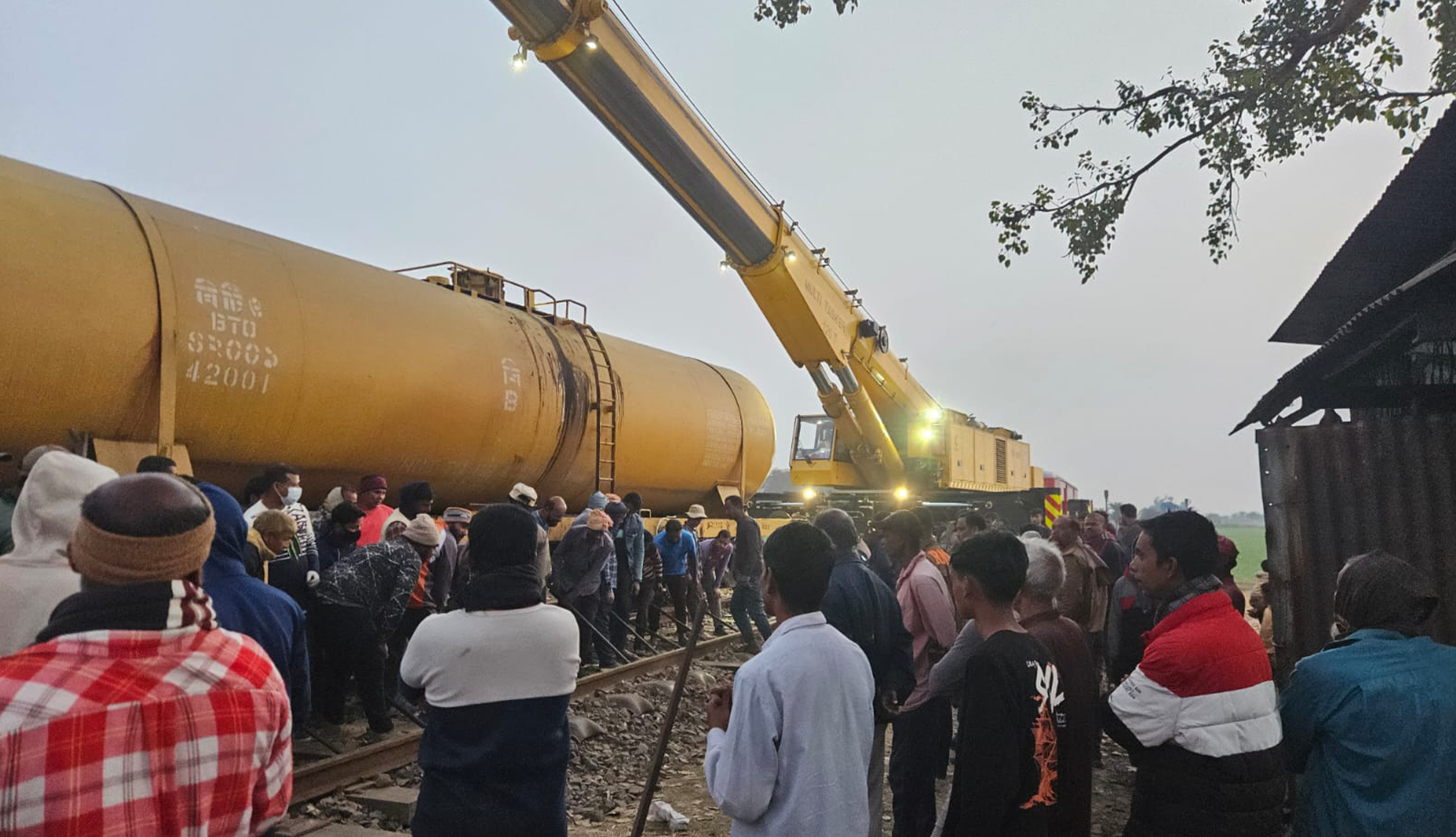 আমনূরায় তেলবাহী ট্রেনের ওয়াগন লাইনচ্যুত ॥ ৮ ঘণ্টা পর উদ্ধার