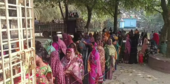 নওগাঁ-১ আসনে কেন্দ্রে কেন্দ্রে নারী ভোটারের ঢল