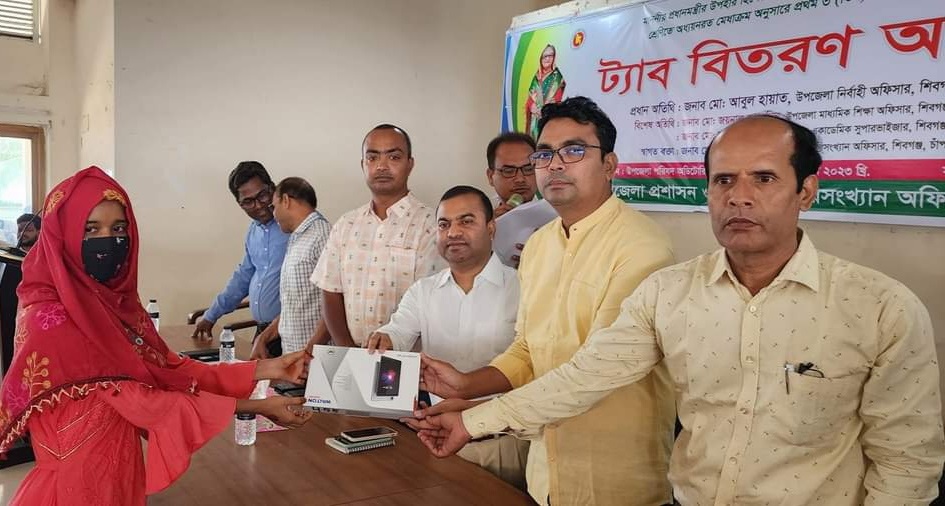 শিবগঞ্জে প্রধানমন্ত্রীর উপহার ট্যাব পেল শিক্ষার্থীরা