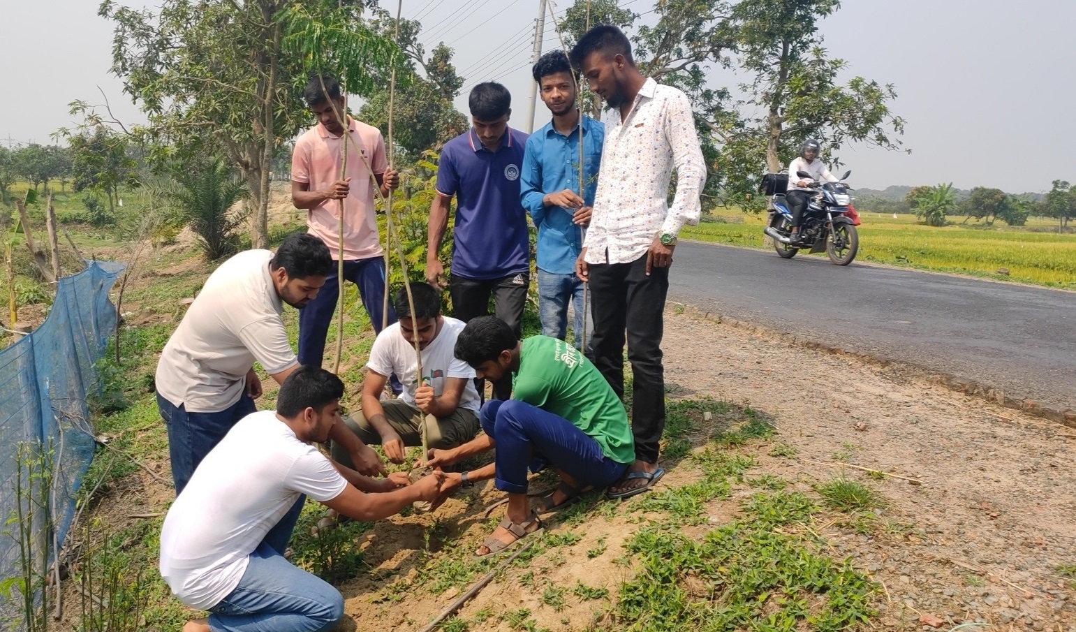 গাছ কাটা বন্ধ এবং দ্বিগুন গাছ লাগানোর দাবিতে গোমস্তাপুরে শিক্ষার্থীদের মানববন্ধন